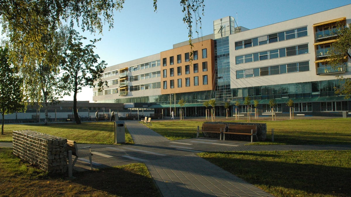 Řešení dostavby budov interních oborů včetně návazností – propojovací objekty v hlavním areálu fakultní nemocnice Hradec Králové