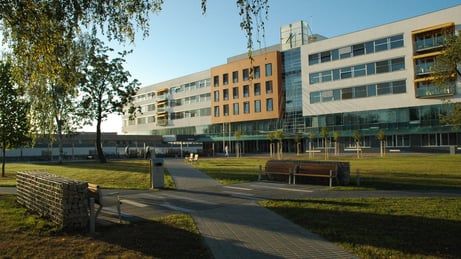 Řešení dostavby budov interních oborů včetně návazností – propojovací objekty v hlavním areálu fakultní nemocnice Hradec Králové